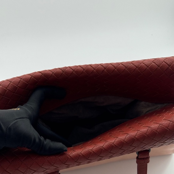 Bottega Veneta Two-Tone Leather Tote Bag with Intrecciato Details - Picture 14 of 14